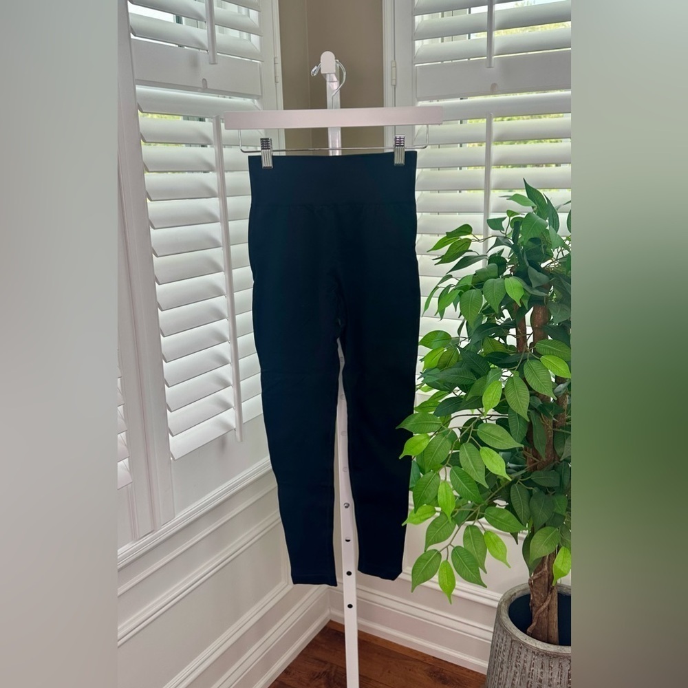 OQQ Butt Lifting Seamless High-Rise Crop Leggings in Black Size Small NWOT